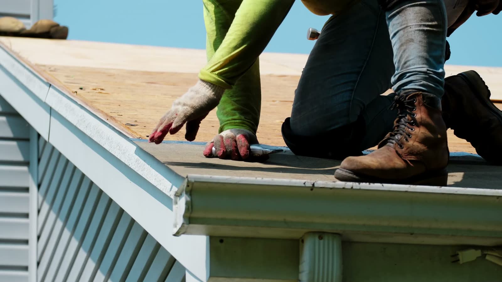 roof-damage-claim-roofer-cutting-roofing-felt-suburban-house.mp4