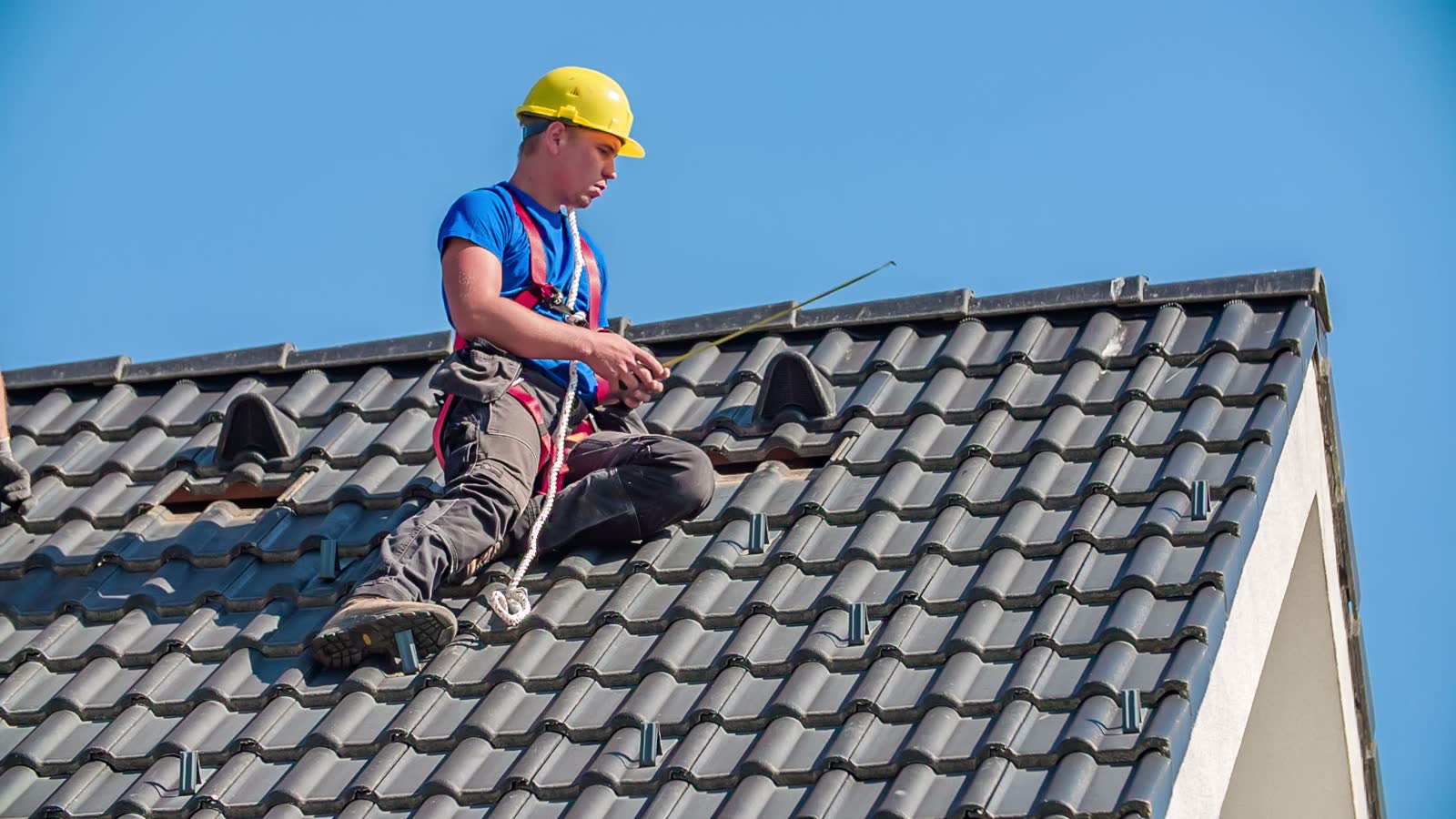 roof-damage-claim-roofer-measuring-house-construction.mp4