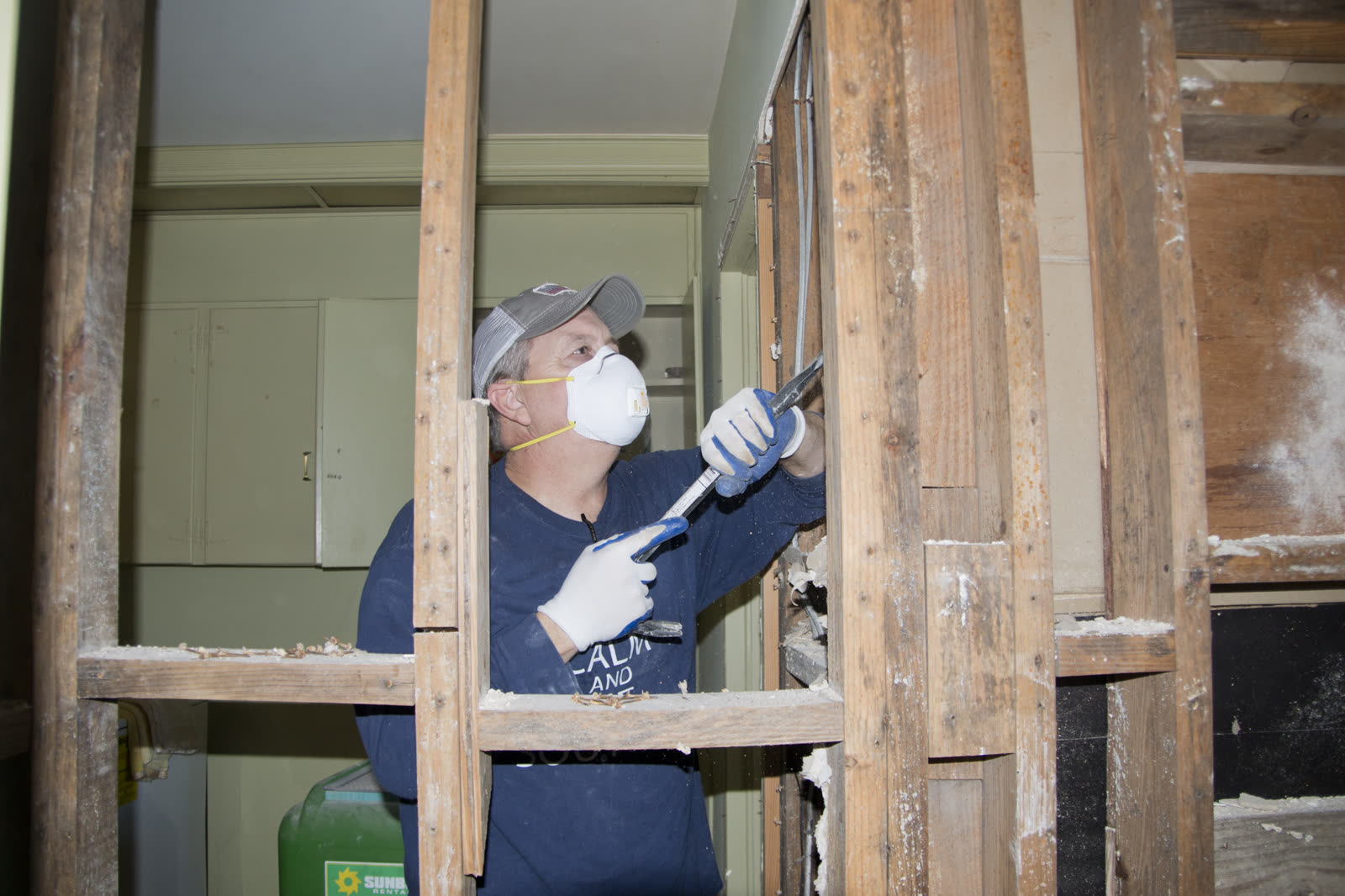 Residents of southeast Columbia gut flooded homes, October 11, 2015; most had no flood policy behind the loss